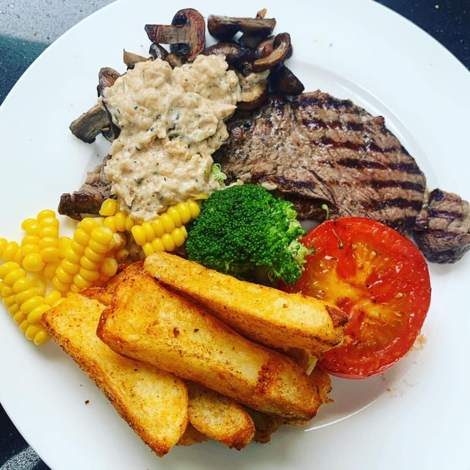 Steak and Chips with quick Pepper Sauce and Vegetables
